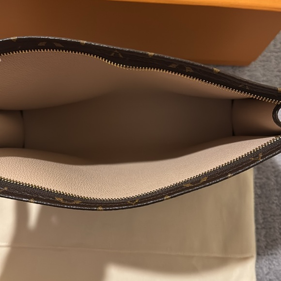 Louis Vuitton M47542 Toiletry Pouch 26 NWB - Picture 10 of 13